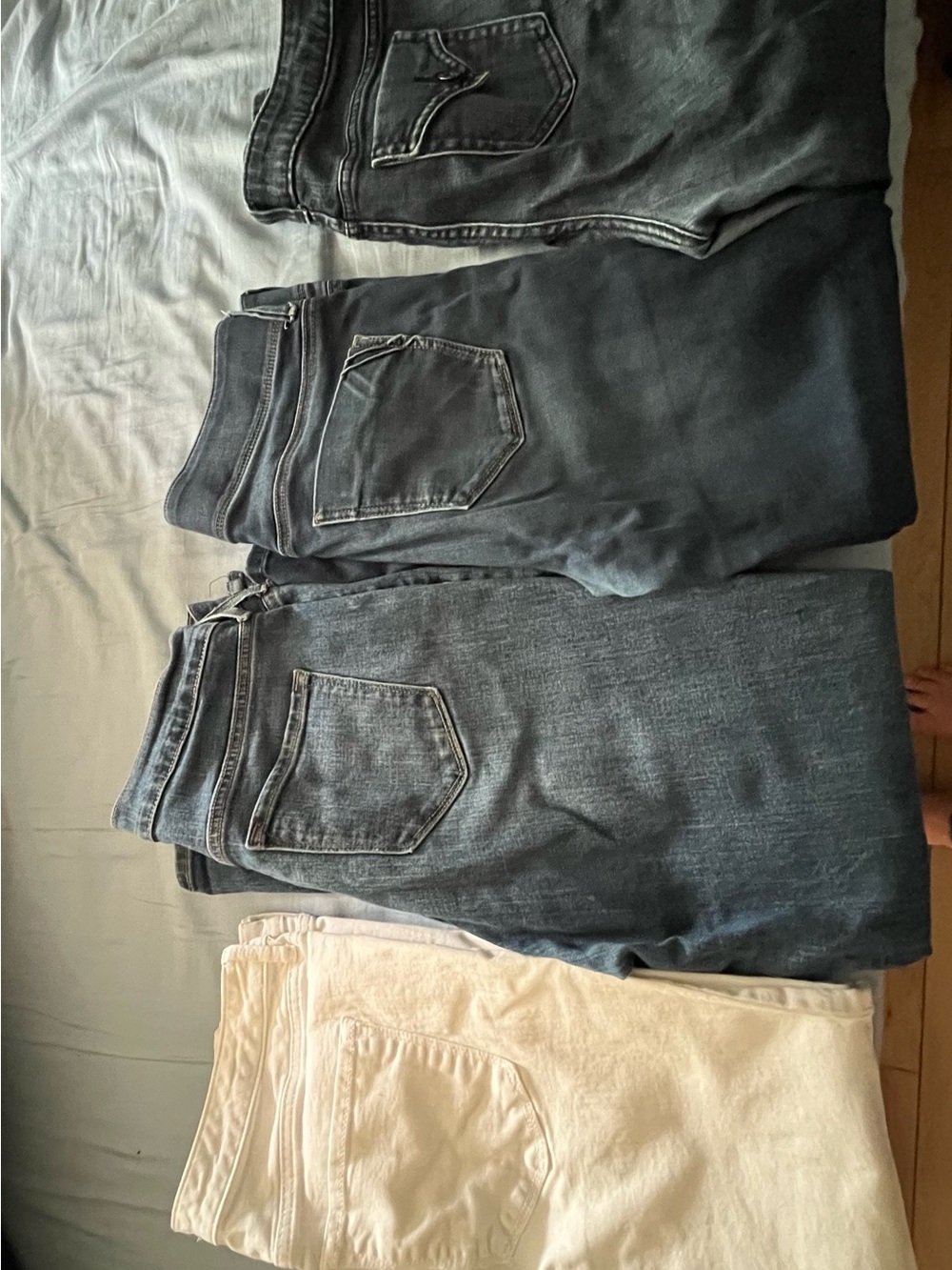 Lot of 4 pairs women’s jeans. Size 12
petite. 2 boot cut and 2 cropped.